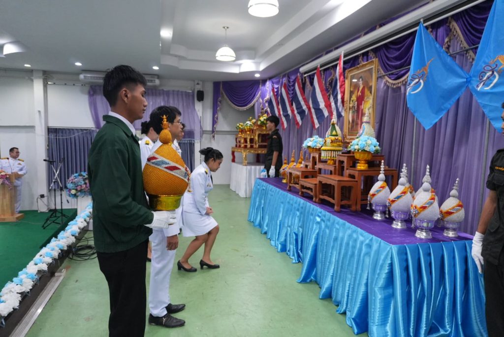 กิจกรรมเฉลิมพระเกียรติสมเด็จพระนางเจ้าสิริกิติ์ พระบรมราชินีนาถ พระบรมราชชนนีพันปีหลวง เนื่องในโอกาสวันเฉลิมพระชนมพรรษา 12 สิงหาคม 2568 โดยมี ดร.ธีรวุธ ยะอูป ผู้อำนวยการวิทยาลัยเกษตรและเทคโนโลยีลำพูน เป็นประธานในพิธีถวายเครื่องราชสักการะ วางพานพุ่ม และกล่าวถวายพระพรชัยมงคล หน้าพระบรมฉายาลักษณ์สมเด็จพระนางเจ้าสิริกิติ์ พระบรมราชินีนาถ พระบรมราชชนนีพันปีหลวง ณ หอประชุมสุริยะ วิทยาลัยเกษตรและเทคโนโลยีลำพูน